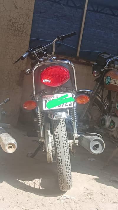 Honda 125 black color for sale.   218000.