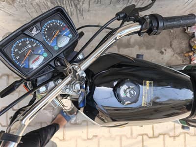 Honda 125 22/2023 Model Black Colour Good Condition Urgent Sale