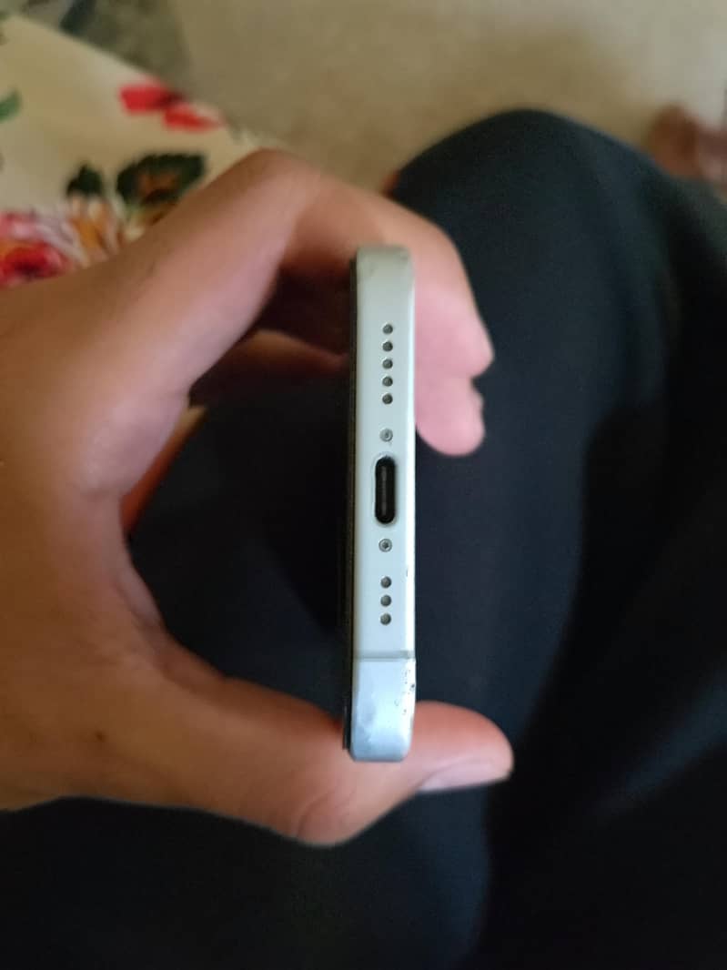 Apple iPhone 16 3