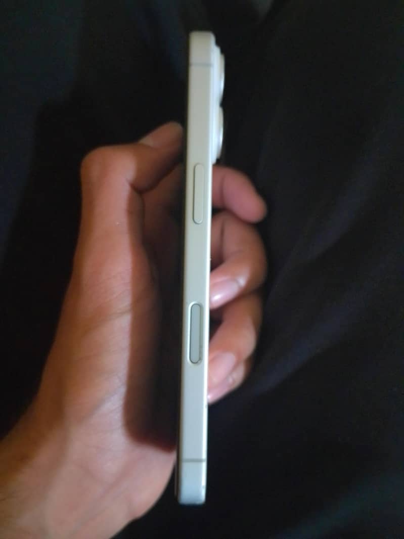 Apple iPhone 16 4