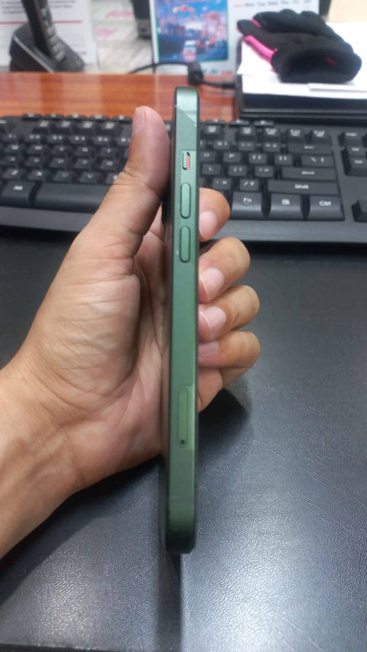 Apple iPhone 13 4