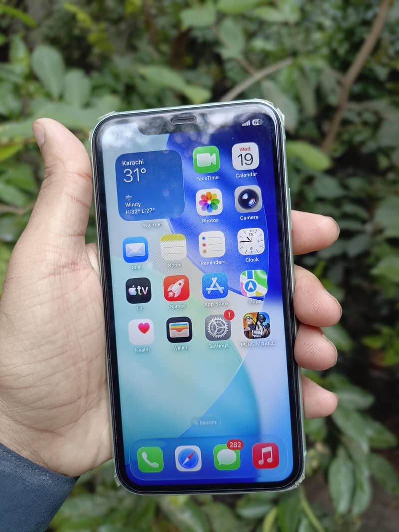 Apple iPhone 11 4