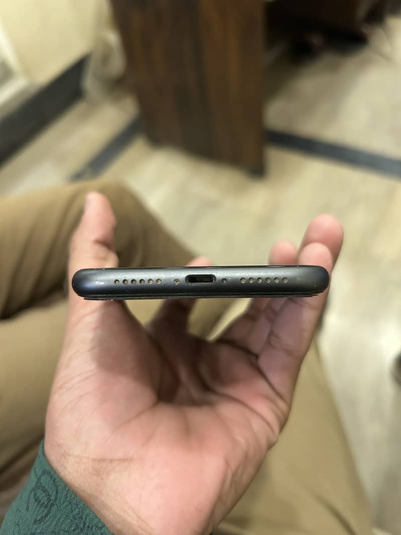 Apple iPhone 11 3
