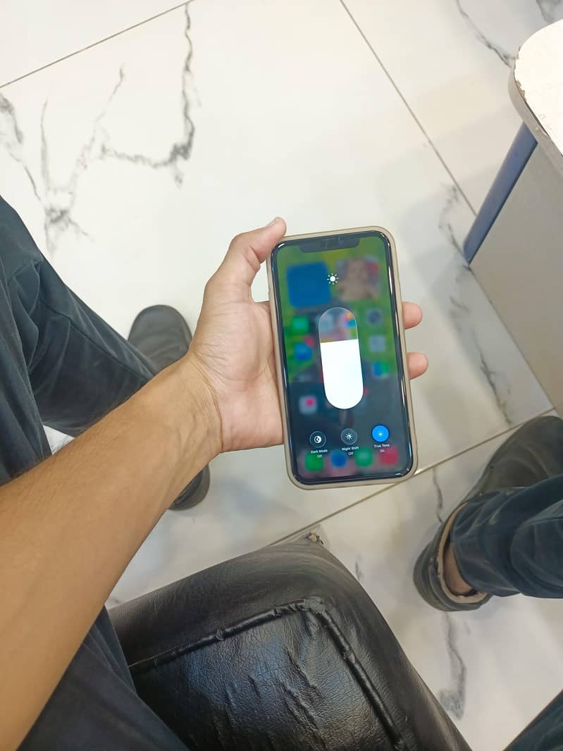 Apple iPhone 11 4