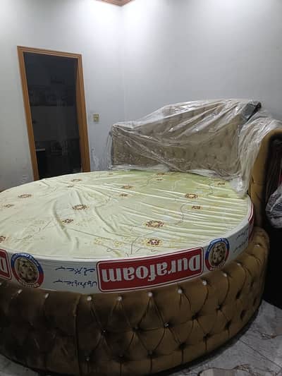 Round Bed with 6’ Mattress and setties