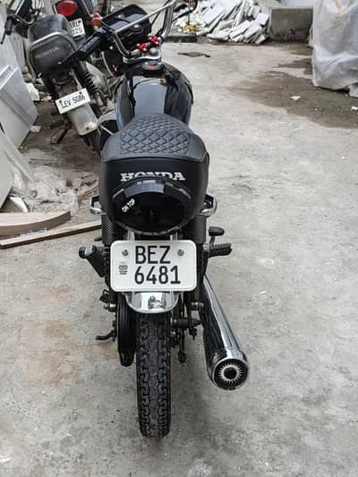 bilkul neat bike hy shok sy rakhi h mny full. modified hy bike