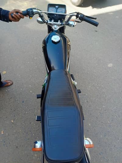 Honda 125 colour black luch condition