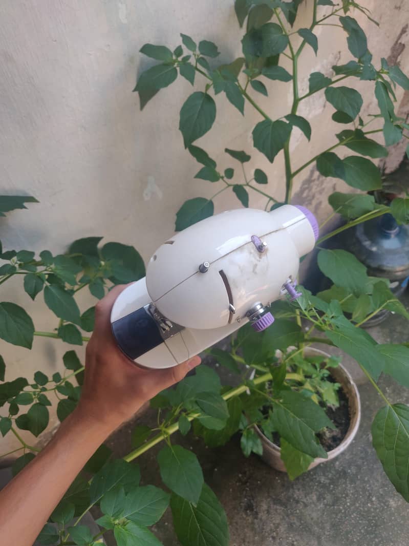 mini portable sewing machine 1