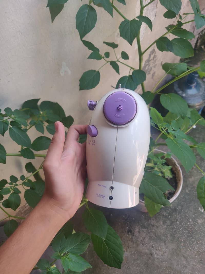 mini portable sewing machine 3