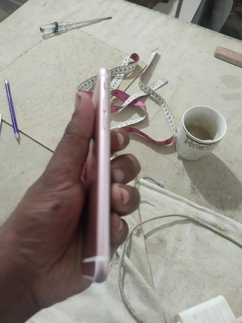 Apple iPhone 6S 4