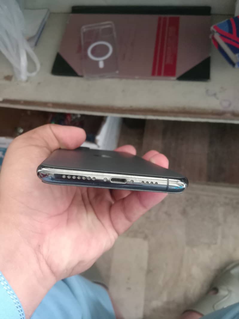 Apple iPhone 11 Pro Max 4