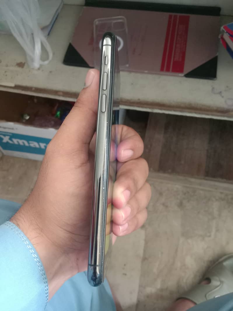 Apple iPhone 11 Pro Max 2