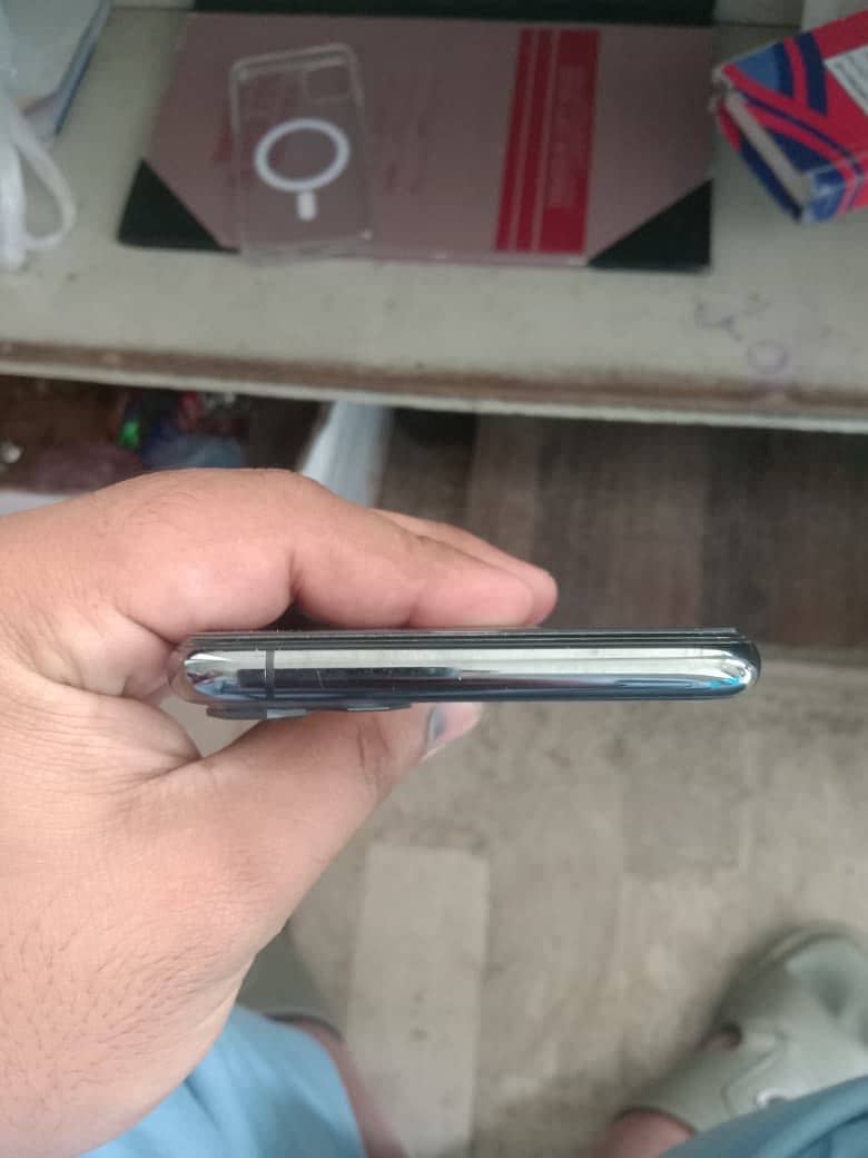 Apple iPhone 11 Pro Max 9