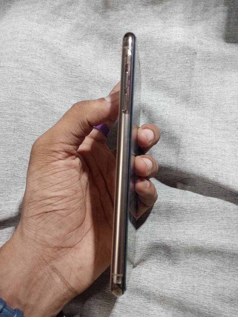 Apple iPhone XS Max 6