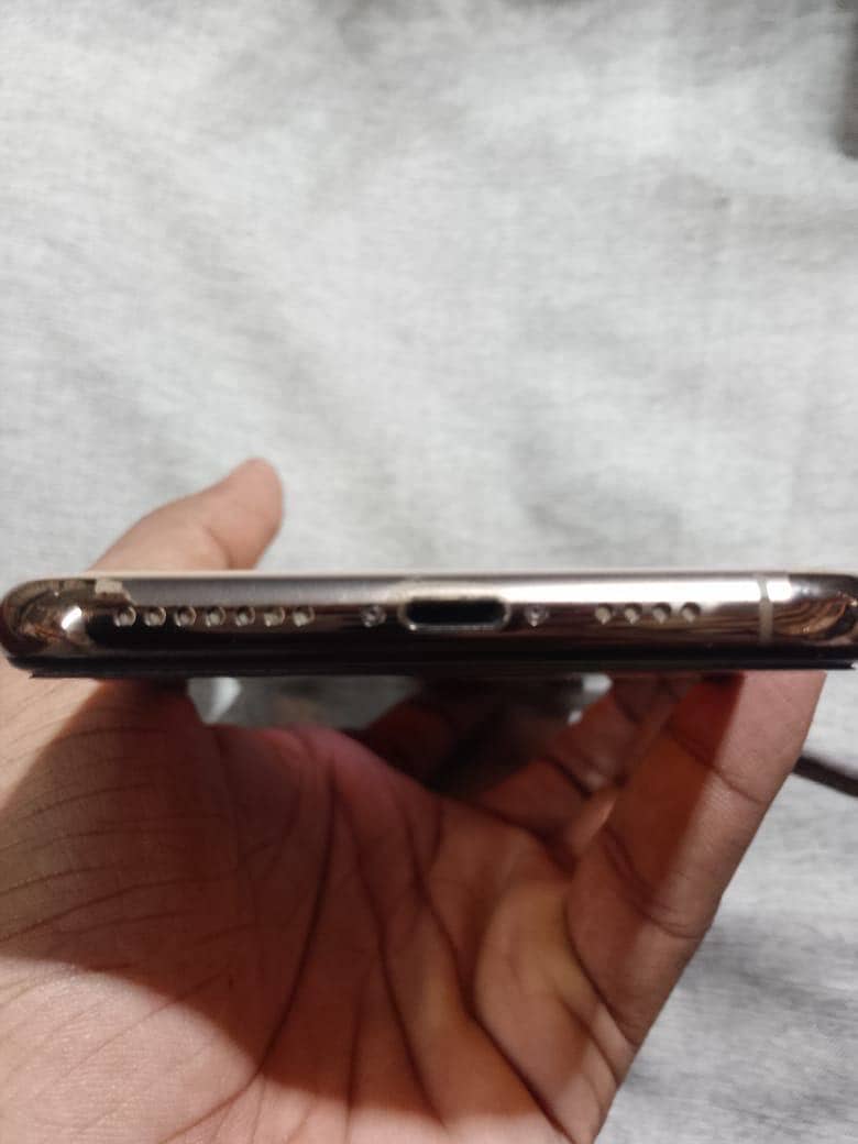 Apple iPhone XS Max 7