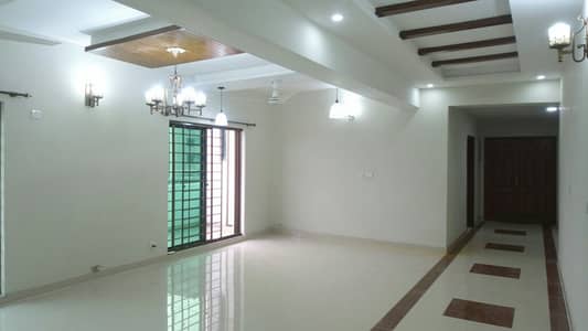 Special Building 11 Marla 3 Bed Flat Beside McDonald For Sale In Askari 11 Lahore