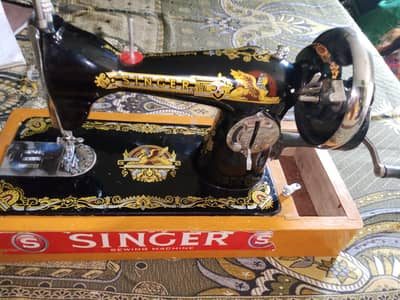 Singer Sewing Machine – Excellent Condition