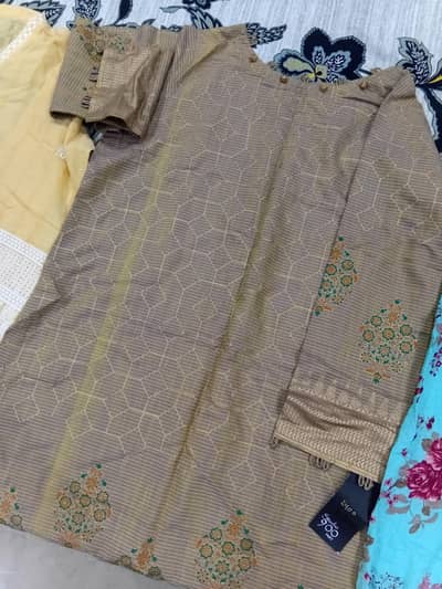 Yellow blue medium 3500 Brown large 2000