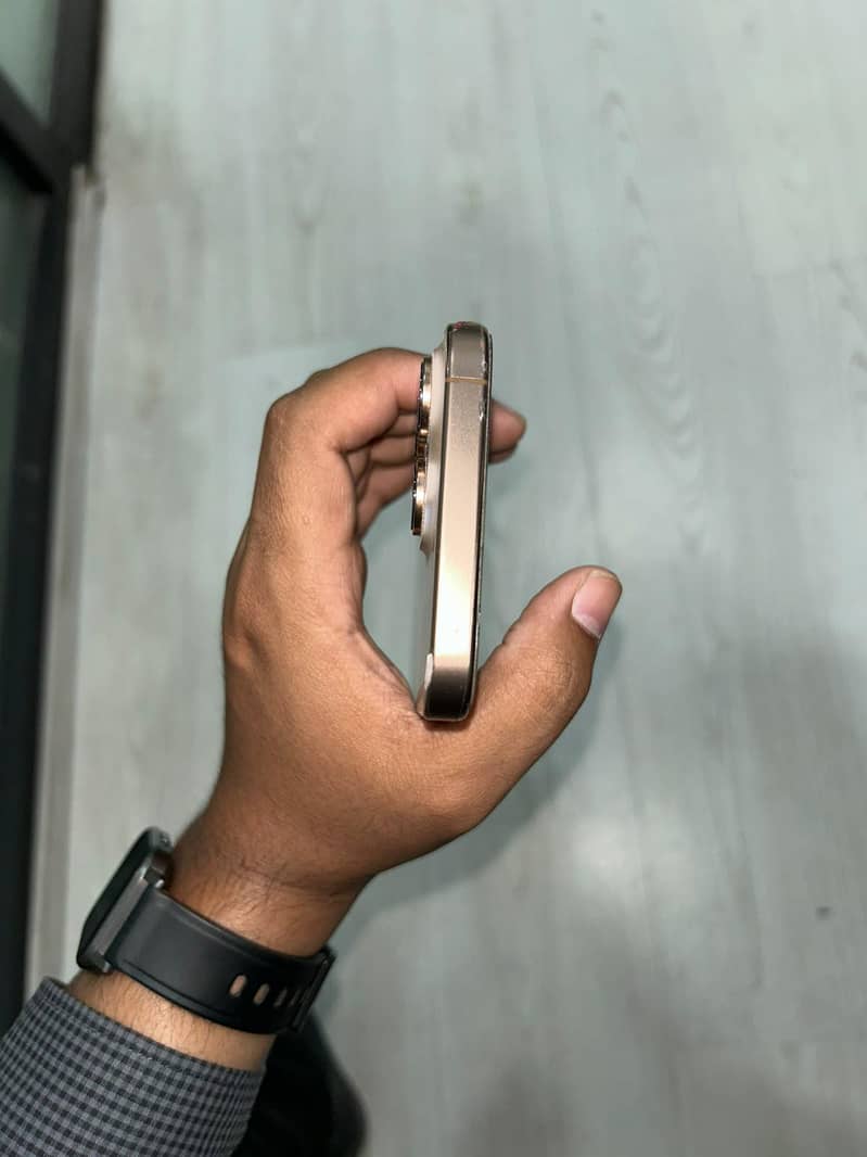 Apple iPhone 16 Pro Max 6