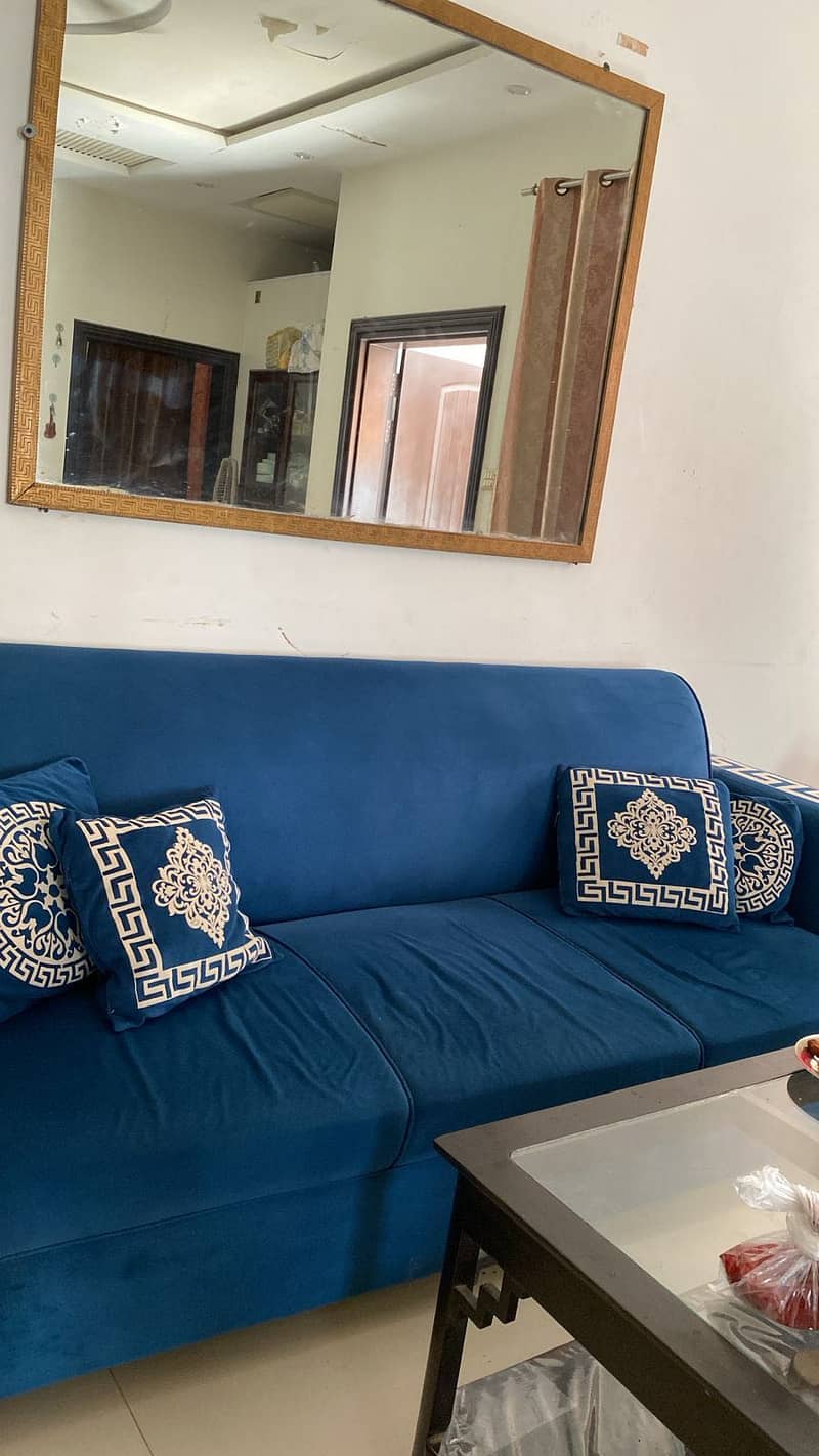 Modern good condition sofa set with table 0