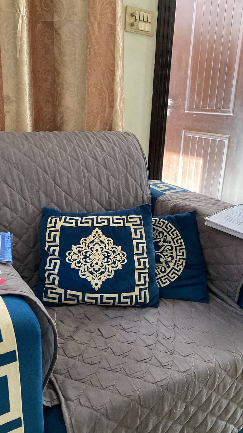 Modern good condition sofa set with table 2
