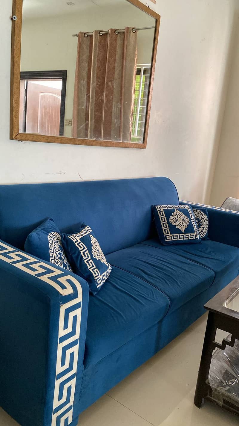 Modern good condition sofa set with table 4