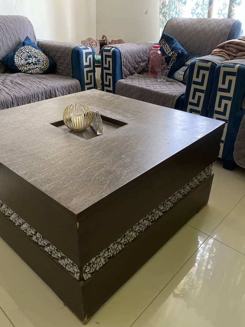 Modern good condition sofa set with table 5
