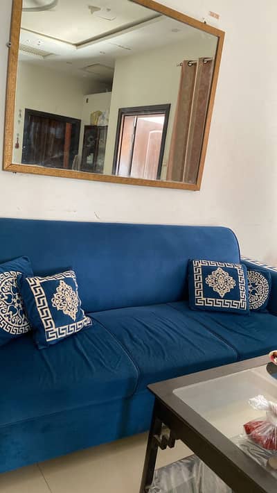 Modern good condition sofa set with table