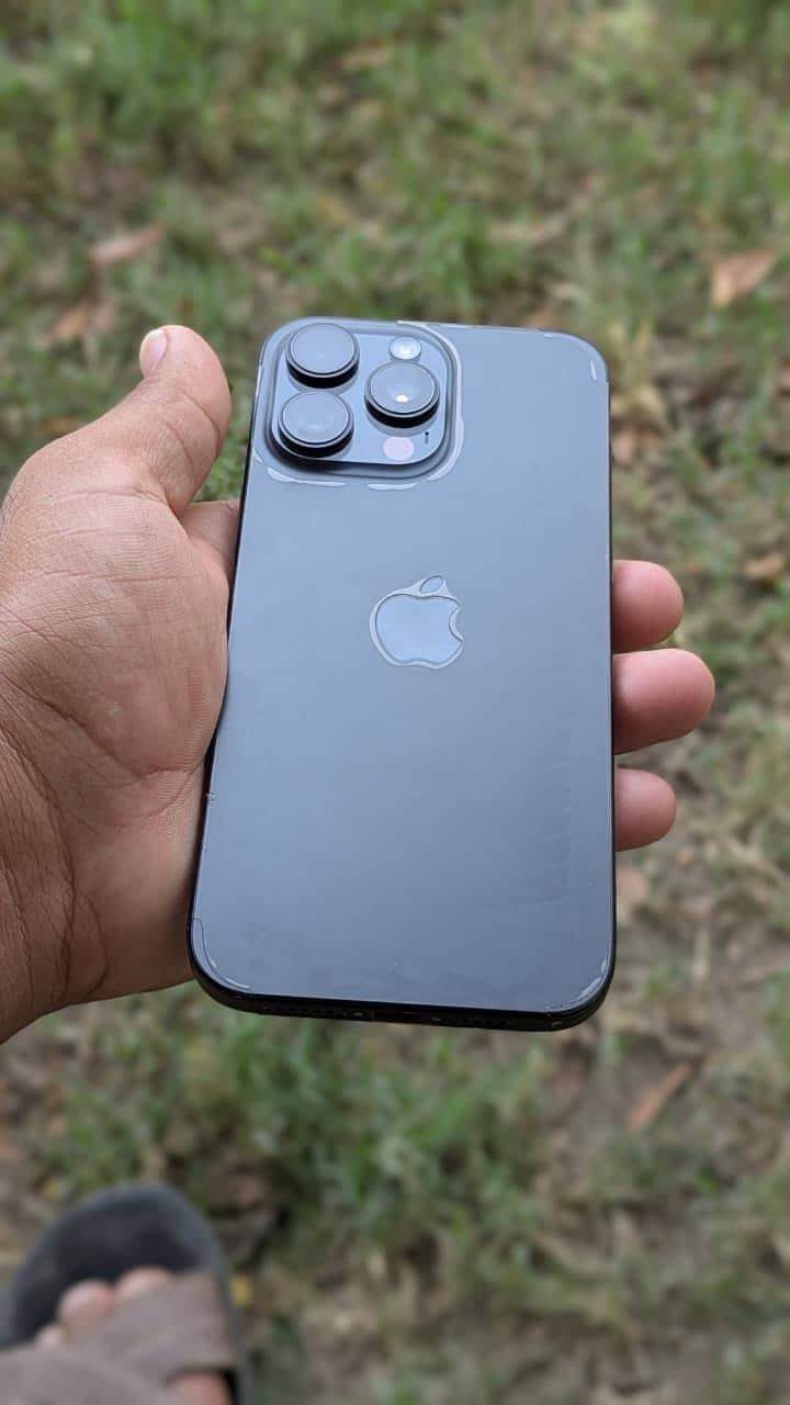 Apple iPhone 16 Pro Max 1