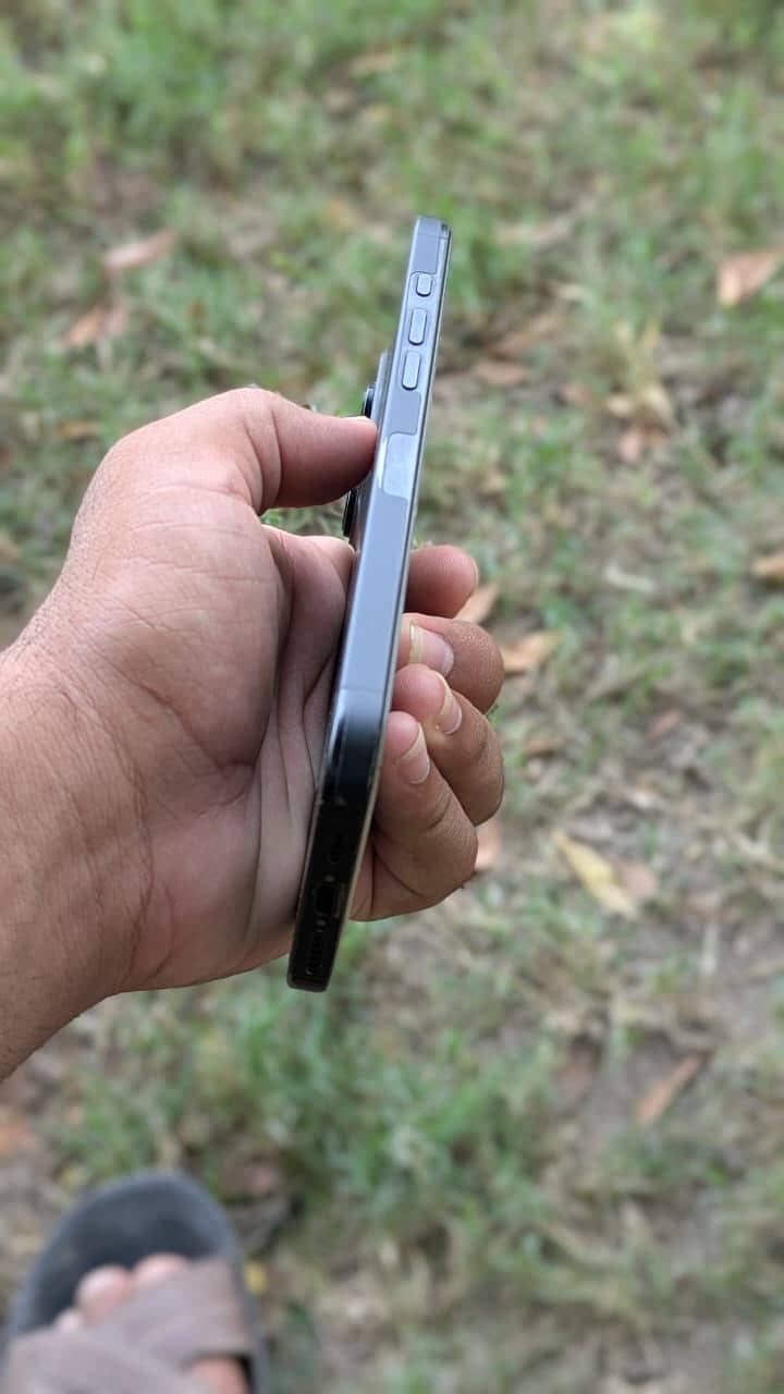 Apple iPhone 16 Pro Max 4