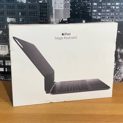 iPad Pro M5 11 inches 256 GB WITH MAGIC KEYBOARD COMPLETE BOX