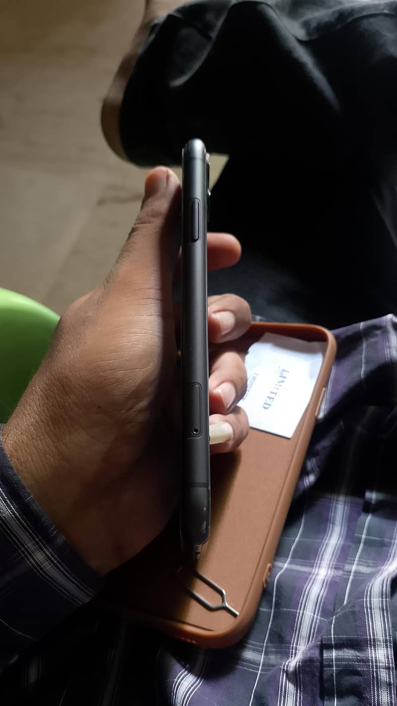 Apple iPhone 11 4