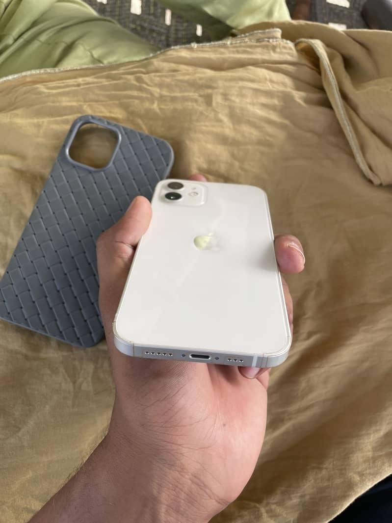 Apple iPhone 12 4
