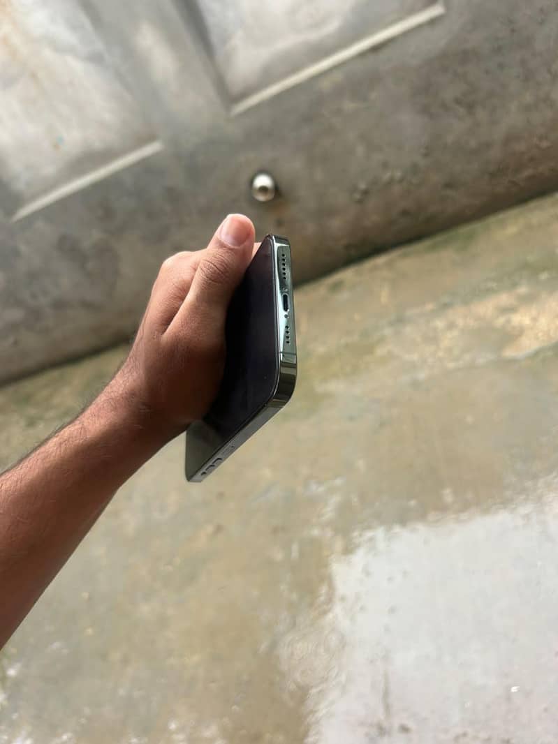 Apple iPhone 13 Pro Max 2