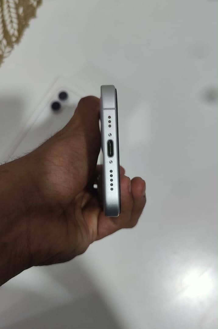 Apple iPhone 16 2