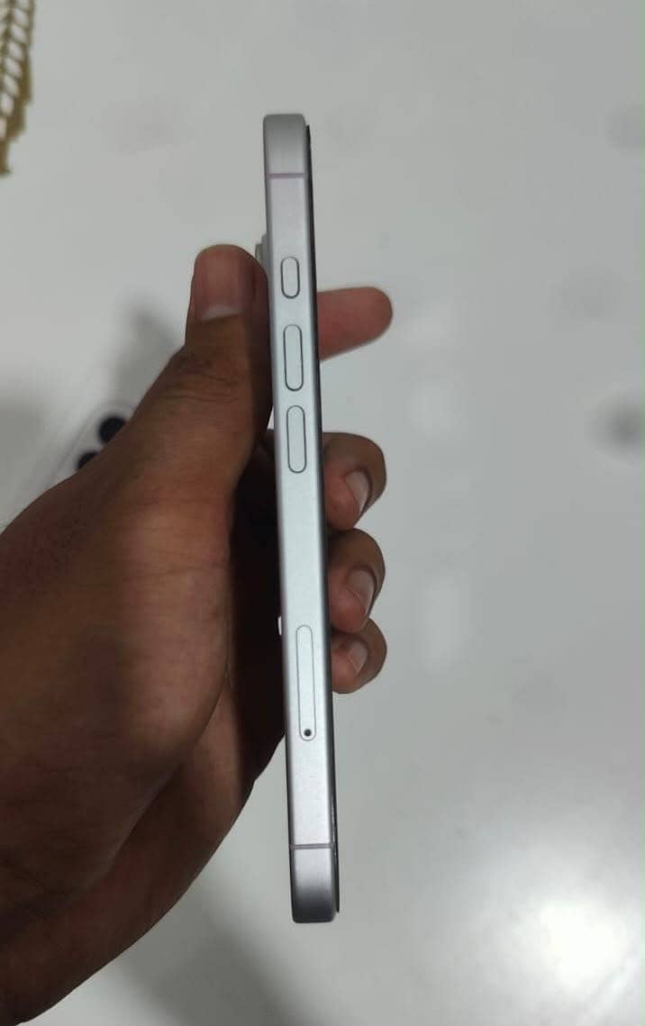 Apple iPhone 16 3