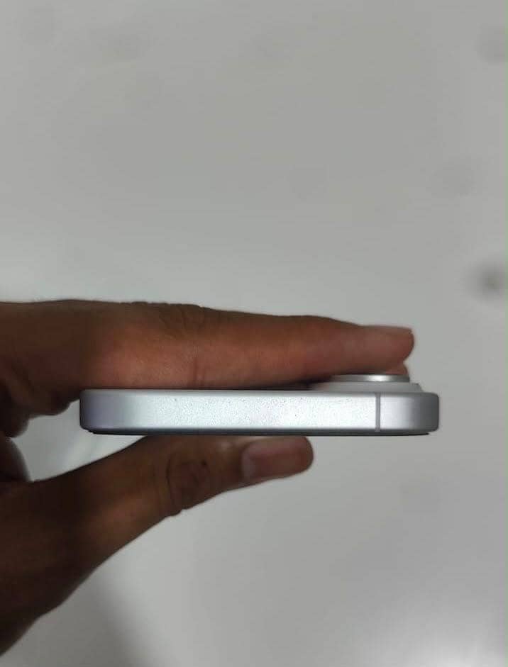 Apple iPhone 16 5