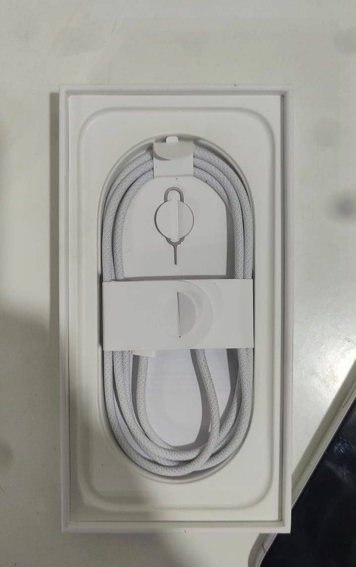 Apple iPhone 16 6
