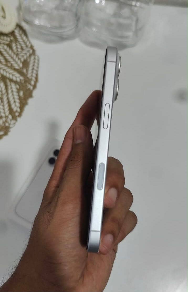 Apple iPhone 16 7
