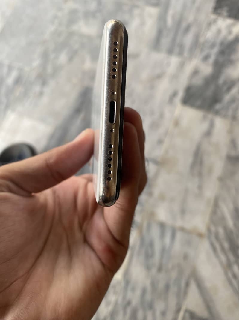 Apple iPhone X 4