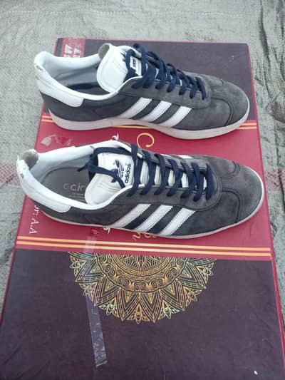 Adidas Gazelle original size 41 Uk 7.5 us 9 - Grey