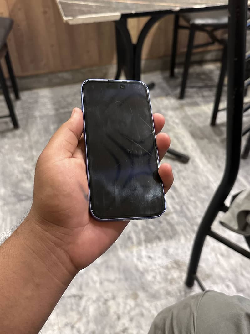 Apple iPhone 16 3