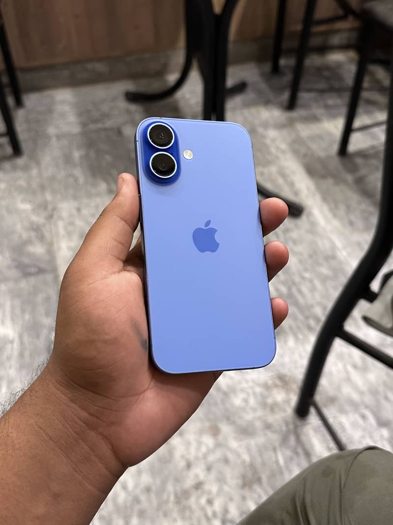 Apple iPhone 16 4