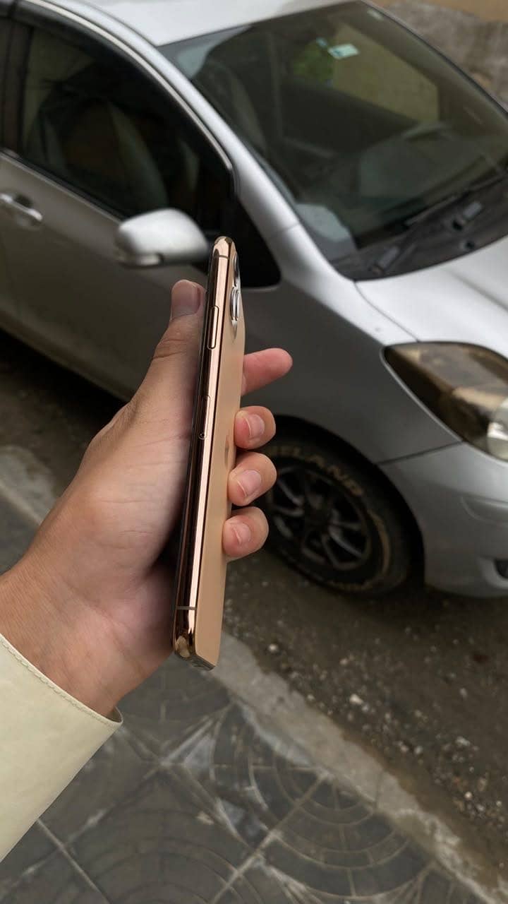 Apple iPhone 11 Pro Max 9