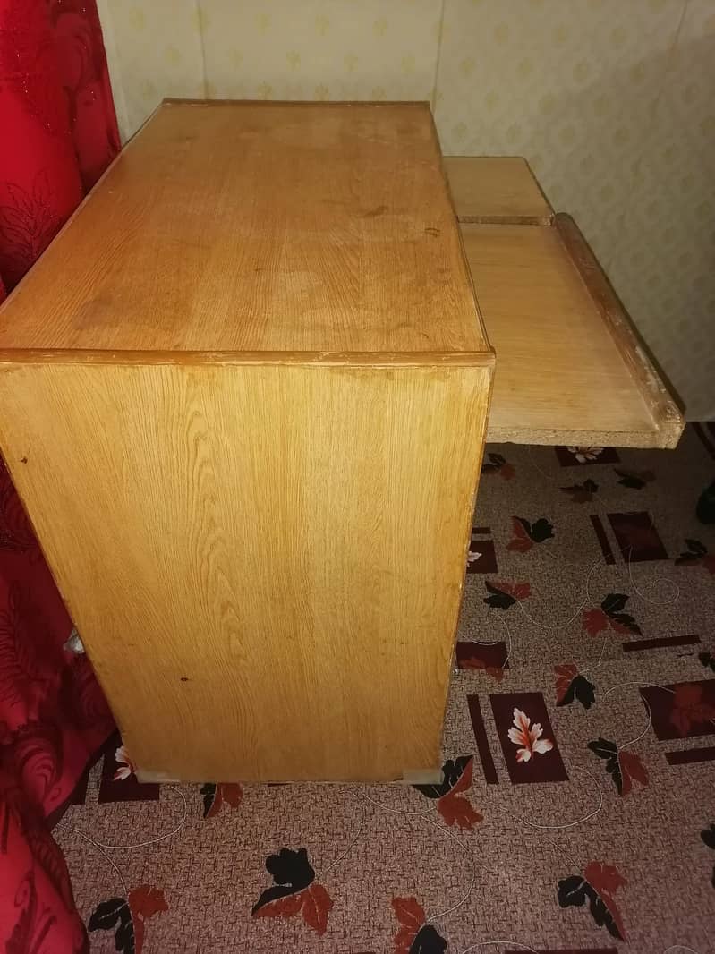 Computer chair & Tabel 5