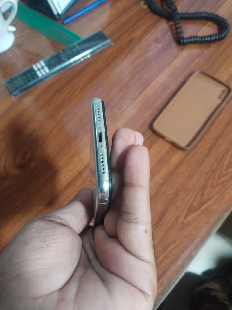 Apple iPhone X 4
