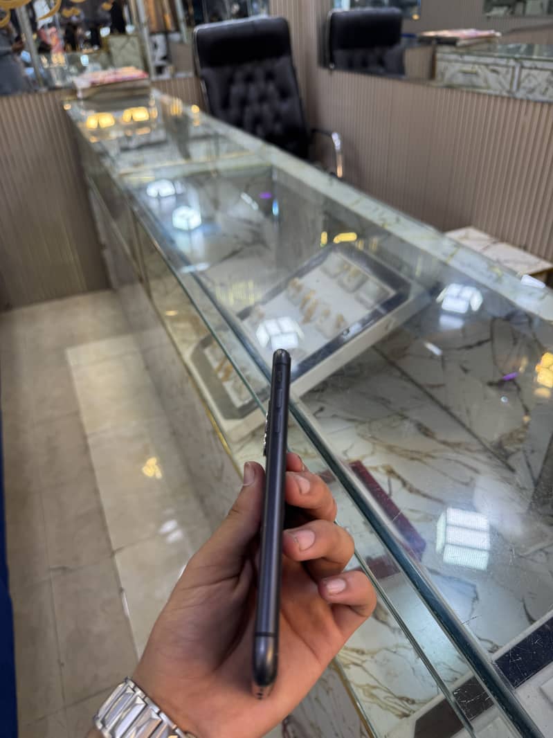 Apple iPhone 11 7