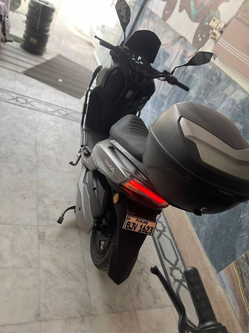 Revoo e52 3