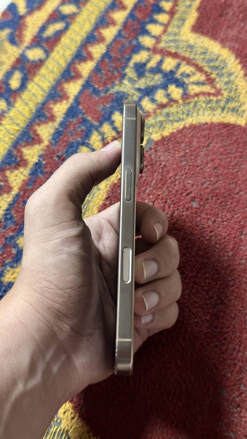 Apple iPhone 16 Pro 2