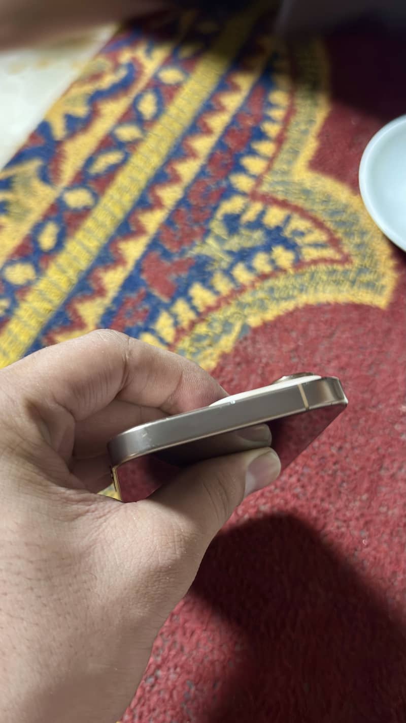 Apple iPhone 16 Pro 4